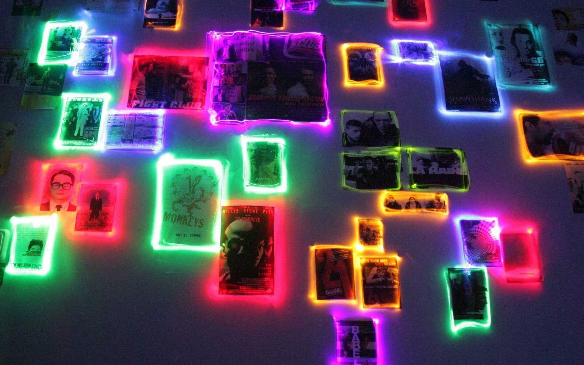 Неоновые заставки на телефон. Светящийся чехол. Светящийся чехол для телефона. Светящийся чехол на самсунг s21. Светящийся телефон.