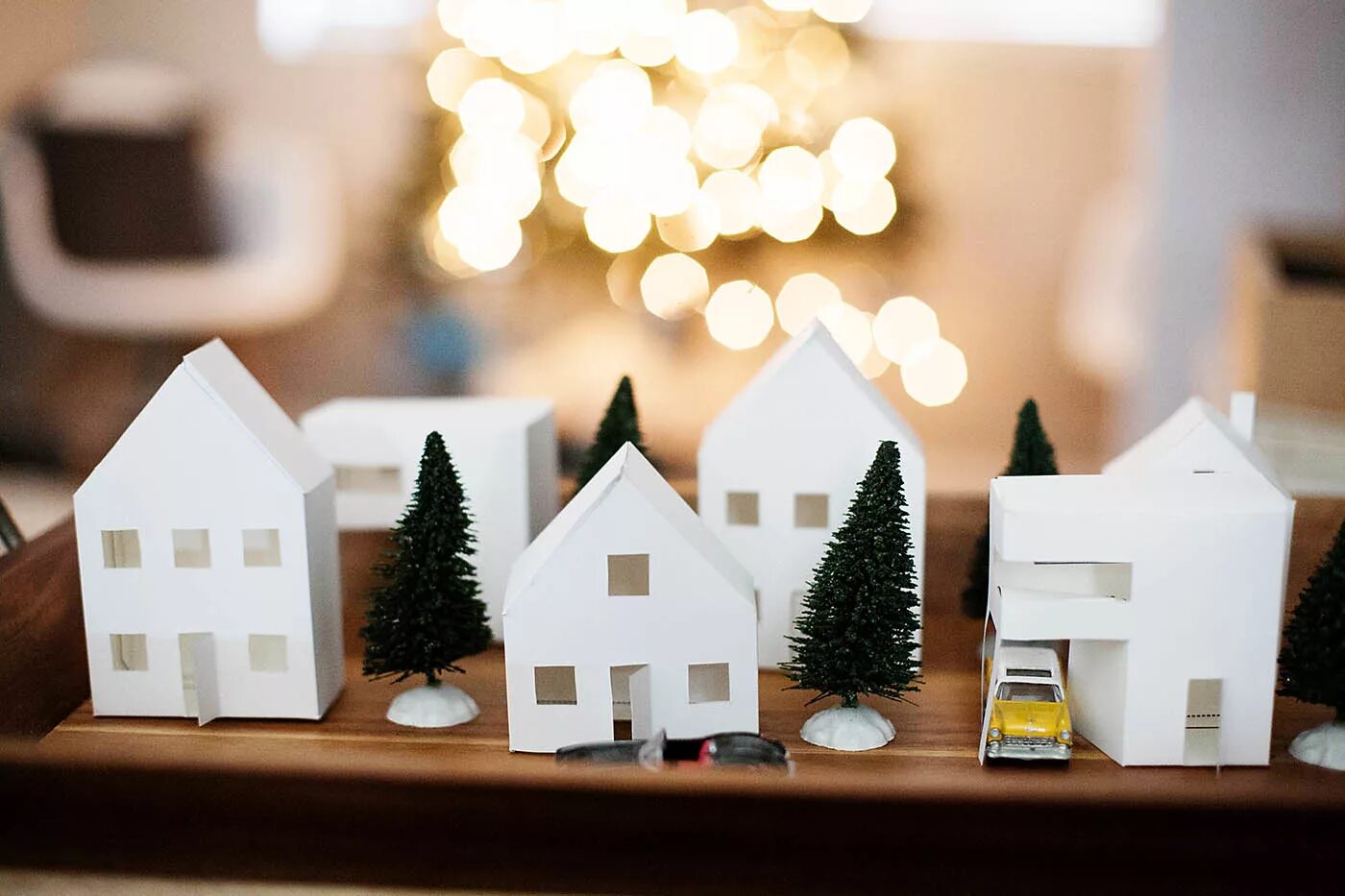 новогодний домик из фанеры. деревня из картона своими руками. мини домик из картона. новогодние картонные домики. поделка деревенский домик.