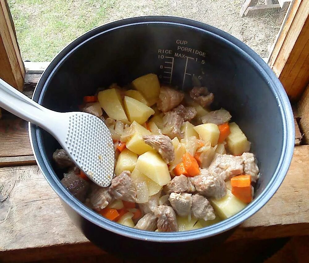 Как тушить картошку с мясом в кастрюле