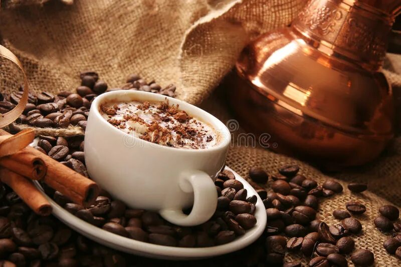 Чашка кофе с зернами. Кофе зерна корица. Кофе с корицей фото. Кофе со сливками и корицей.