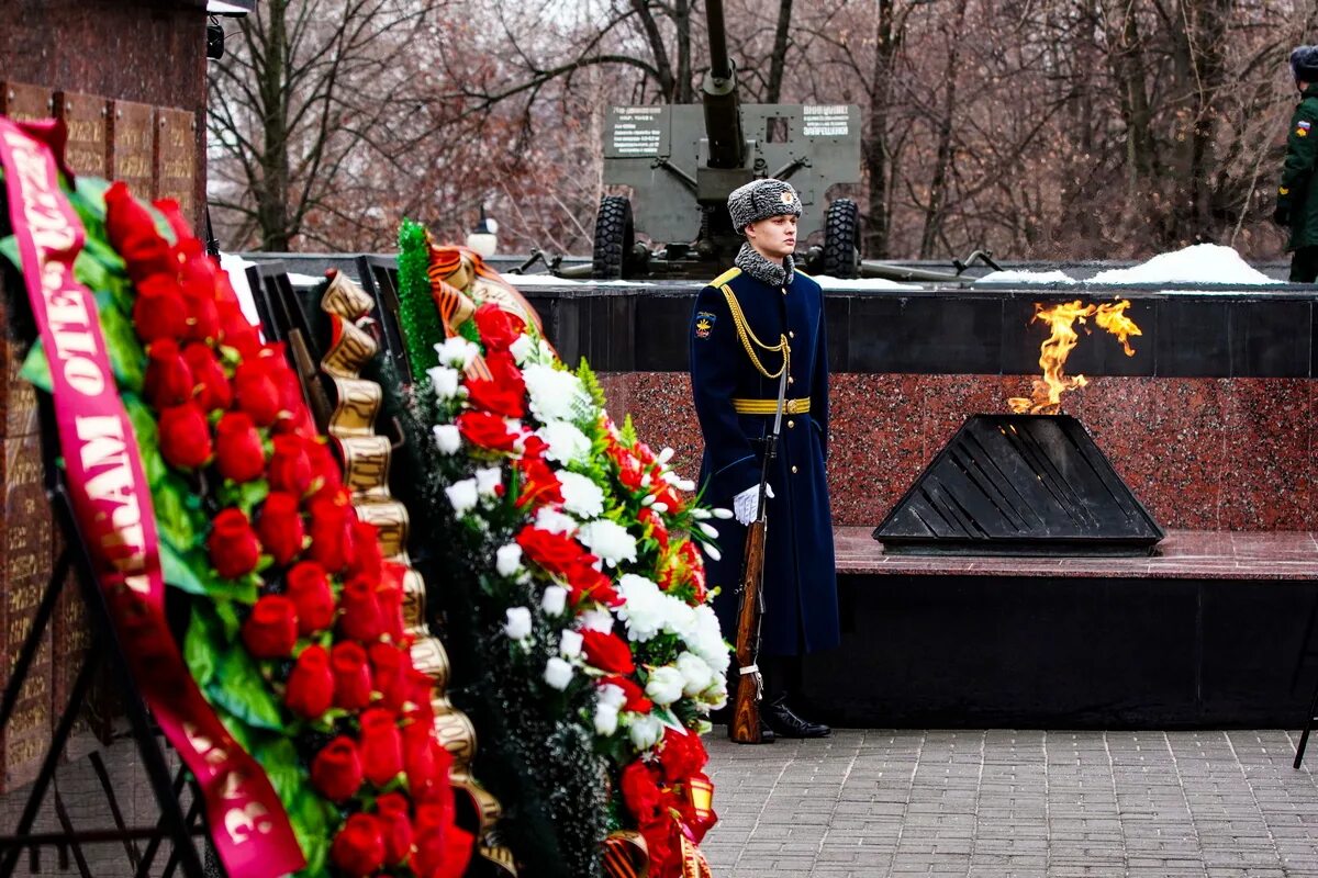 Увековечение памяти погибших при защите Отечества. Возложение цветов к Вечному огню 25 января Воронеж 2022. Тверь возложение цветов к Вечному огню 81 годовщина освобождения.