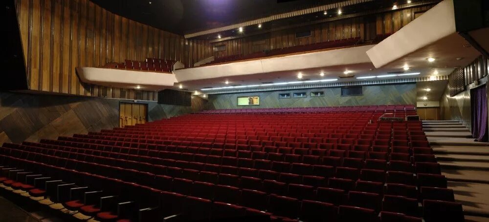 дом культуры моторостроителей барнаул. германа титова 50а барнаул. сцена дк моторостроителей барнаул. концертный зал дк моторостроителей барнаул. дк моторостроителей барнаул внутри.