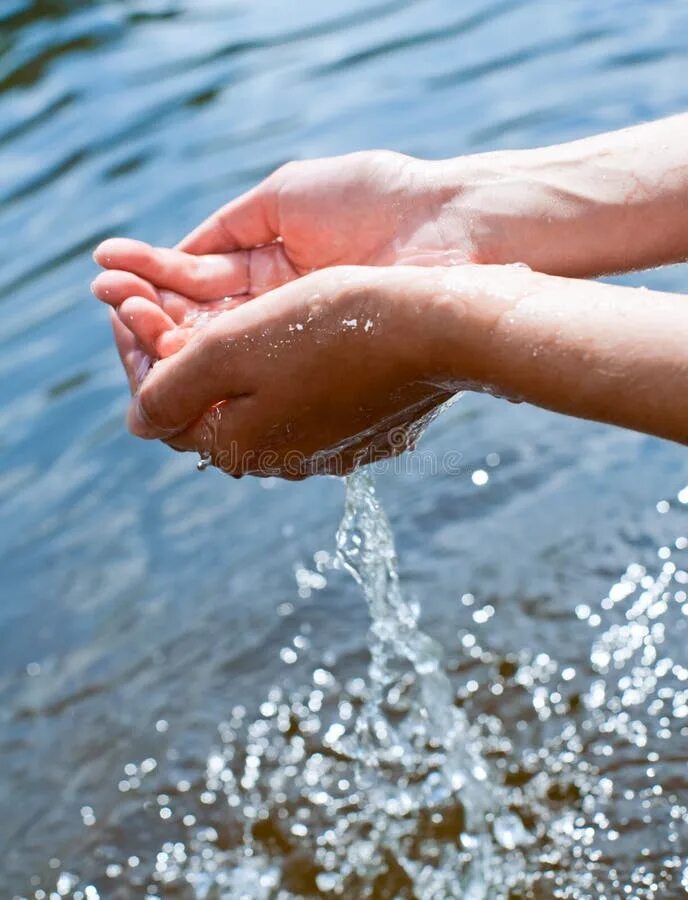 Рис держит воду. Вода в руках. Вода в ладонях. Женская рука в воде. Красивая рука в воде.
