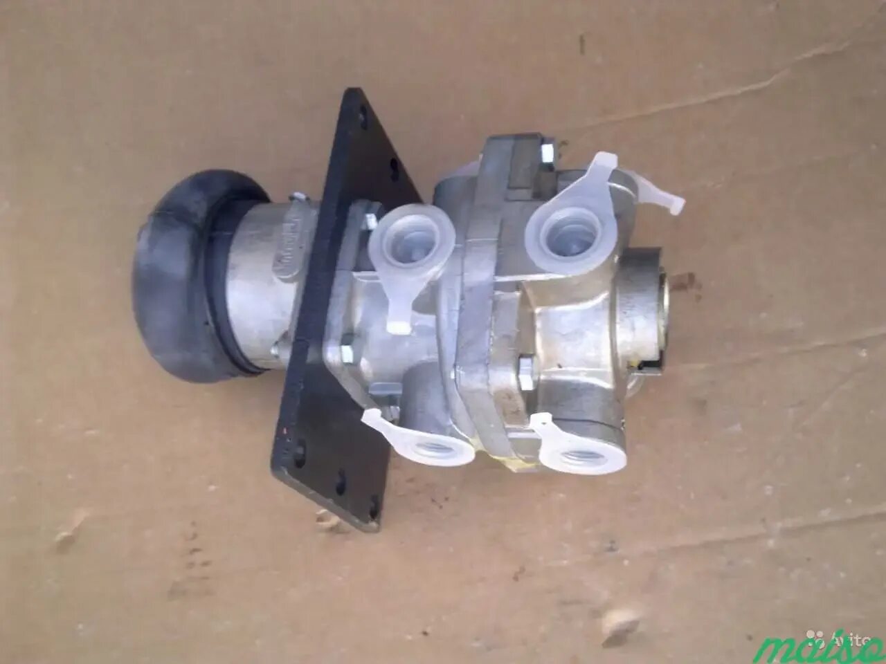 4310-1804010 кран управления раздаточной коробкой. Клапан защитный тройной 100-3515210 зил камаз маз. 100-3520010 кран разобщительный. Кран ручника маз евро. Главный тормозной кран камаз 5320.