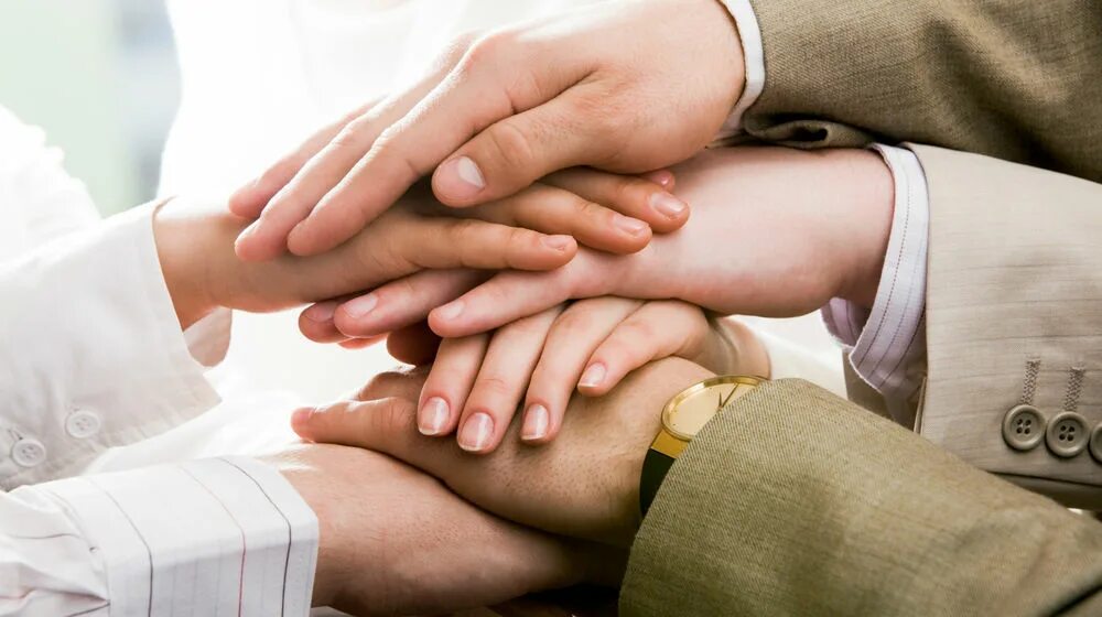 Протянутые ладони. Две мужские руки тянутся. Протянуть руку помощи. Руки мужчины и женщины. Две руки.