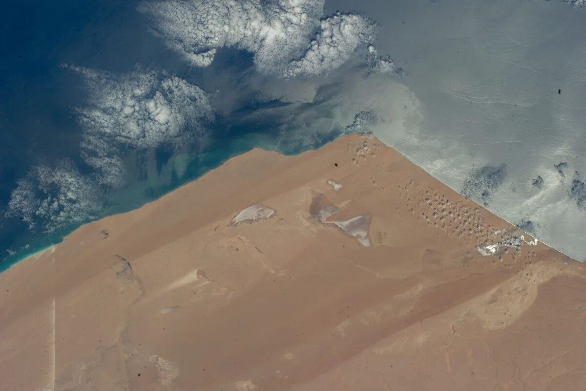 Самая крупная пустыня на земле. Пустыня из космоса. Вид пустыни из космоса. Пустыня сахара из космоса. Пустыня сахара снимки из космоса.