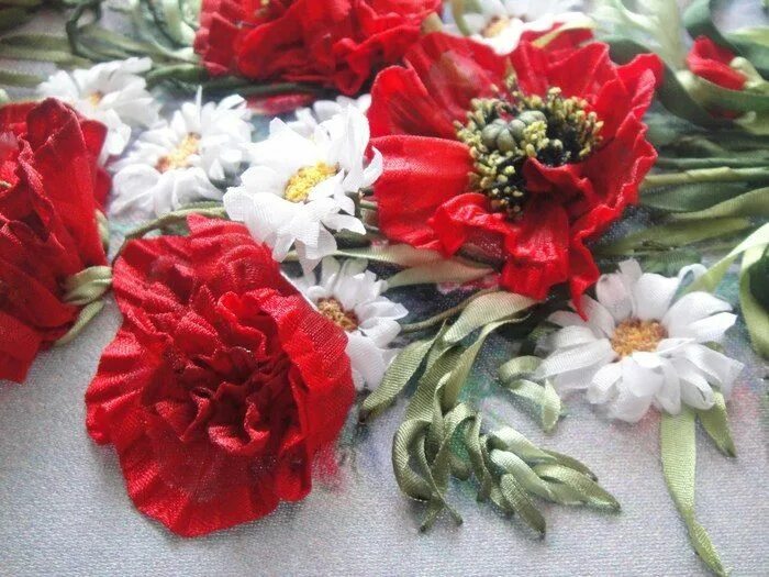 Вышивка маков лентами. Вышивка лентами мака. Вышивка лентами. Вышивка лентами маки. Маки вышитые лентами.