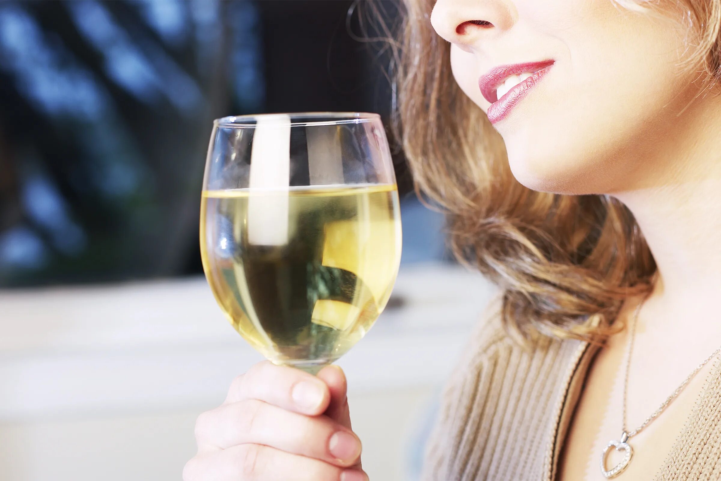 Картинка пить вино. Женщина с бокалом шампанского. Девушка с бокалом белого вина. Девушка с бокалом шампанского. Белое вино.
