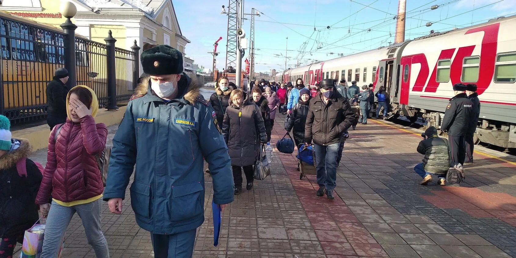 Те кто приехал в воронеж в феврале. Беженцы днр воронеж. житель на вокзале. беженцы россошь. беженцы в воронеже.