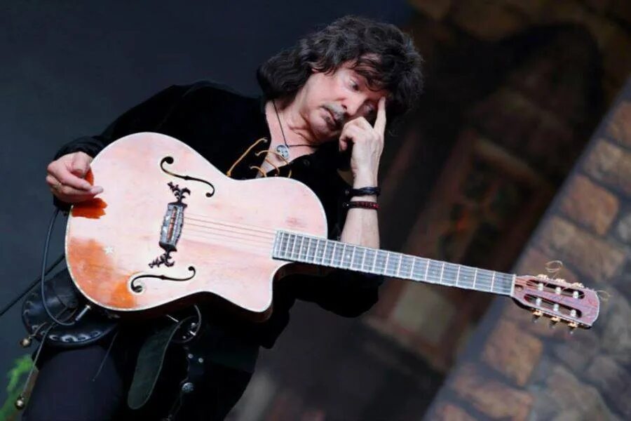 Гитара ричи блэкмора. Ричи блэкмор с гитарой. Ричи блэкмор 2022. Гитары ричарда хью «ричи» блэкмор. Гитара ричи блэкмора.