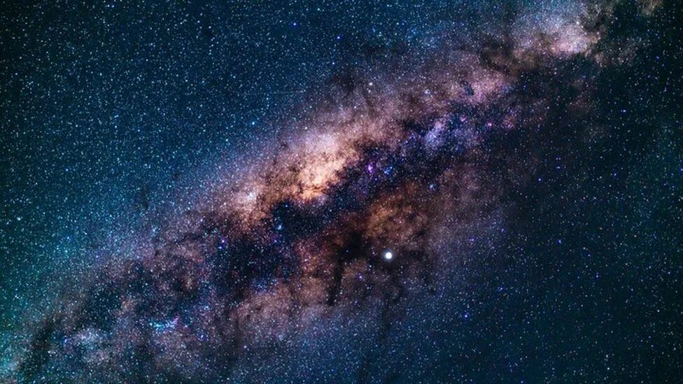 Вид с плутона на харон. Млечный путь лос анджелес. Space is near. Планета плутон поверхность планеты. Space is near.