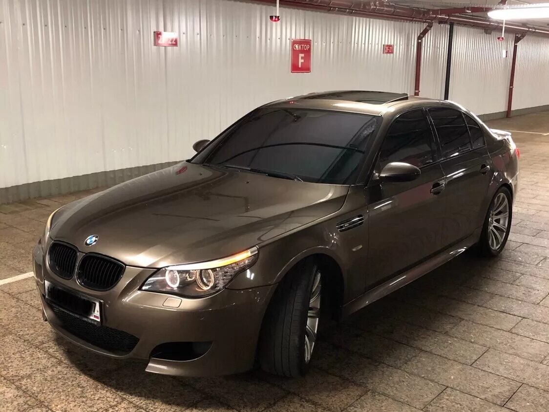 Купить м5 бу. BMW m5 e60 Sepang Bronze. BMW 5 60 кузов. BMW e60 Brown. БМВ м5 е60 коричневая.