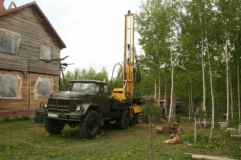 Бурение скважин на воду в псковской. Бурение скважин. Бурение скважин. Бурение колодцев машиной. Бурение скважин.