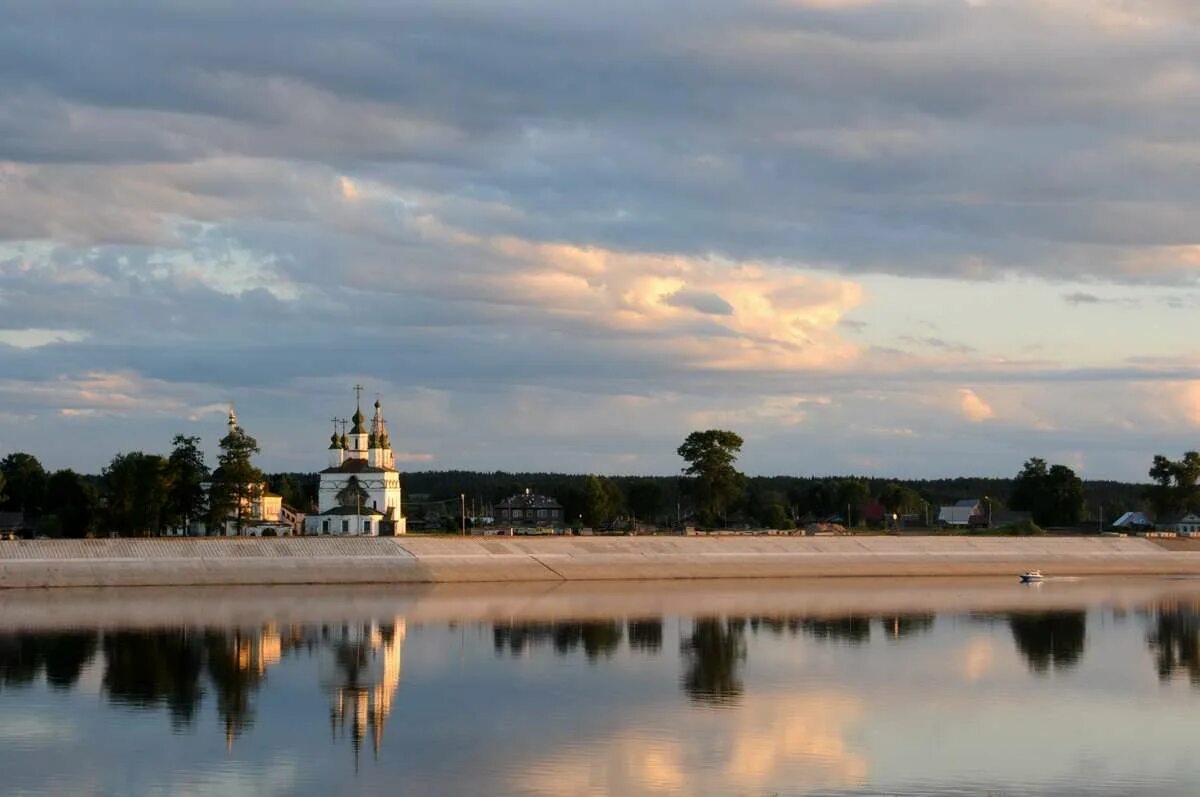 Река Сухона Великий Устюг. Набережная Сухоны Великий Устюг. Набережная реки Сухона в Великом Устюге. Река Сухона набережная.