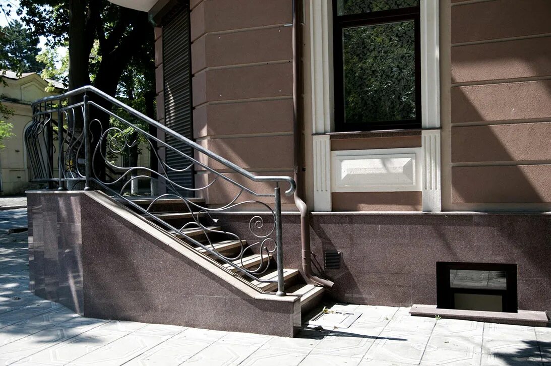 Входные ступеньки. Ступеньки для крыльца. Куртинский гранит крыльцо. Крыльцо с колоннами. Крыльцо с навесом в частном доме.