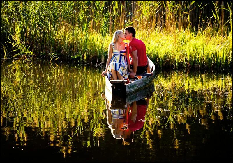 Мужик в ручье. Влюбленные в лодке. Парень с девушкой в лодке. Фотосессия в лодке. Влюбленные на речке.