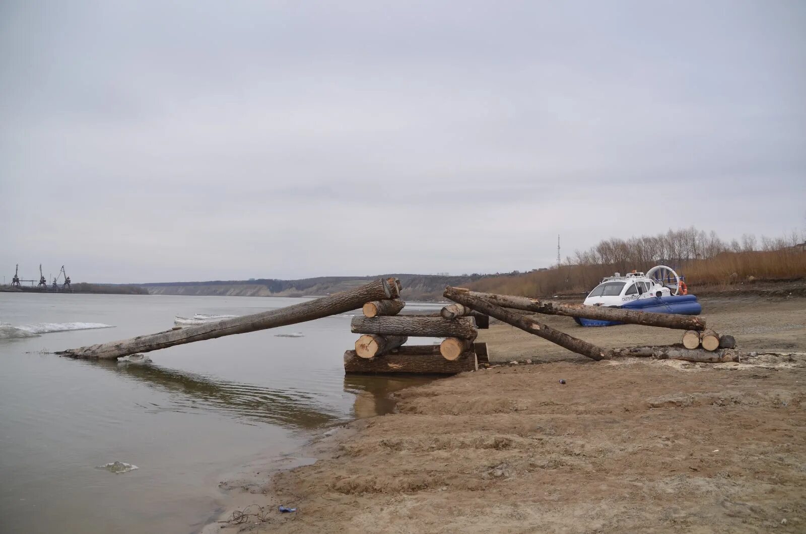 Уровень воды в иртыше уват сегодня. Переправа Тобольск Бекерево. Тобольская переправа через Иртыш. Переправа Тобольск Бекерево февраль 2023. Уватская переправа через реку Иртыш 1 9 апреля 2023 год.