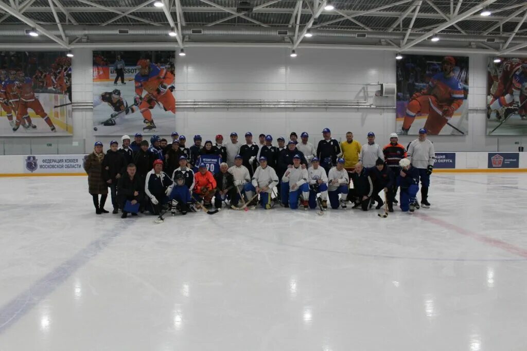 Каток металлист королев. Ледовая арена ice rink. Каток на стадионе. Стадион металлист сызрань. Каток в королеве на стадионе вымпел.