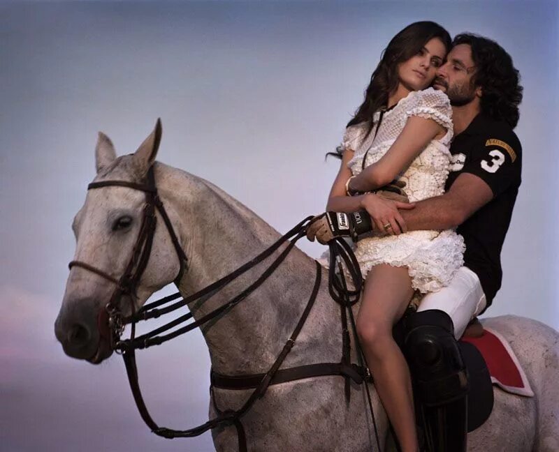 Конь мужик баб. Парень и девушка на лошади. Мужчина и женщина на коне. Вдвоем на коне. Влюбленные лошади.
