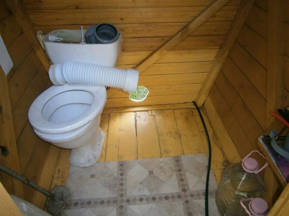 Установить унитаз в деревянном доме. Унитаз на даче со сливом. туалет на даче в доме. канализация для туалета на даче. туалет в деревянном доме с канализацией.