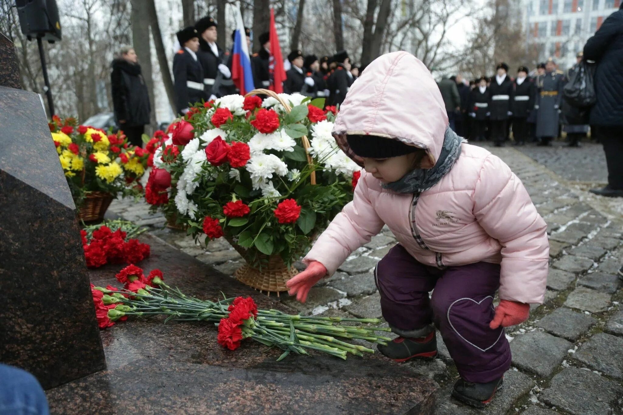 Памятное возложение цветов. День победы возложение цветов к памятнику. возложение цветов к памятнику неизвестного солдата 9 мая. возложение цветов к памятнику дети. возложили цветы к памятнику.