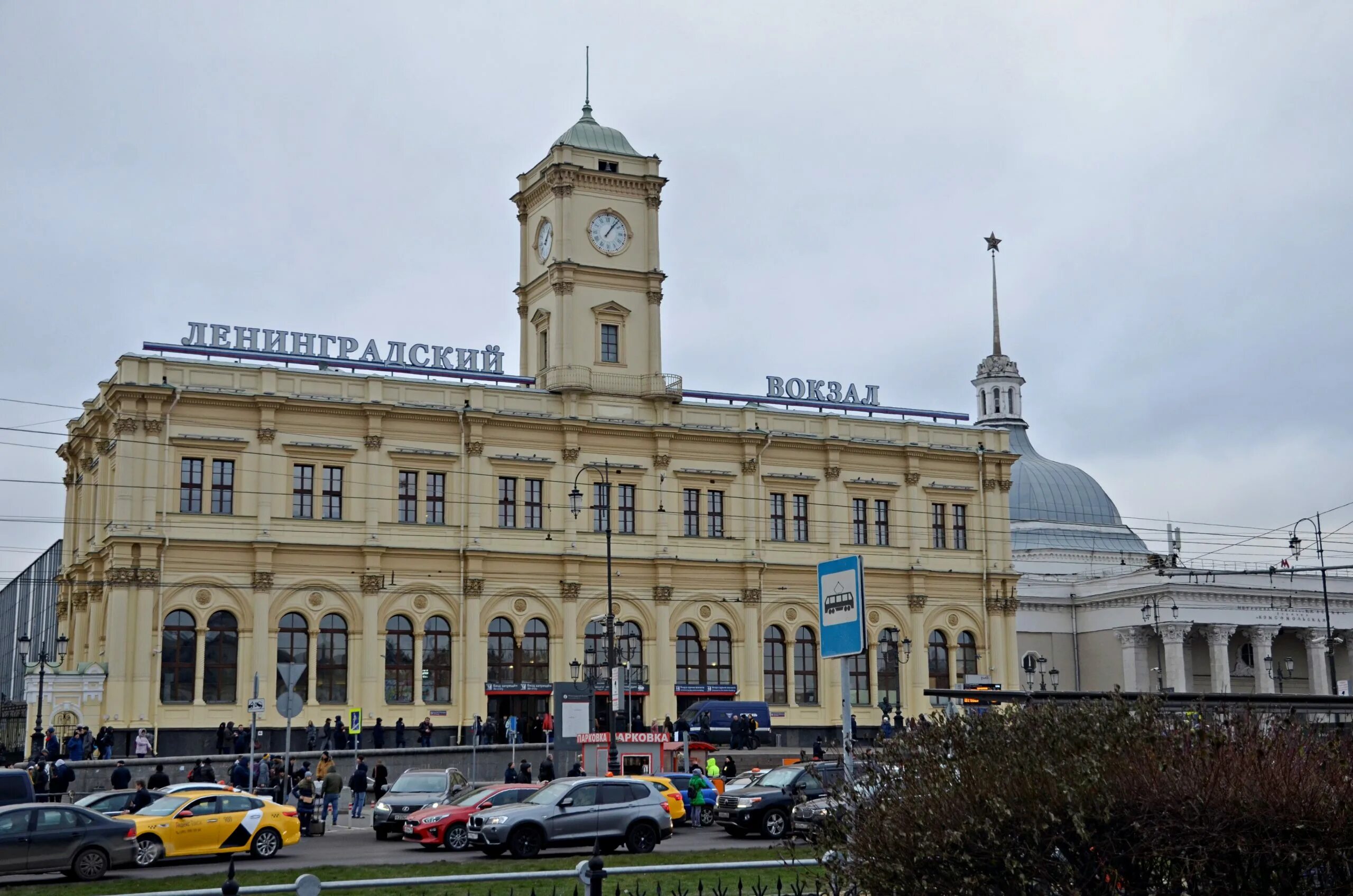 Московский вокзал санкт-петербург парковка. Схема парковки на жд вокзале в екатеринбурге. Въезд на вокзал. Парковка у вокзала. Въезд на вокзал.