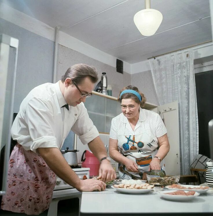 Что ел советский человек. Советские люди. Советское застолье на кухне. Застолье в 80-е годы. Новый год в СССР.