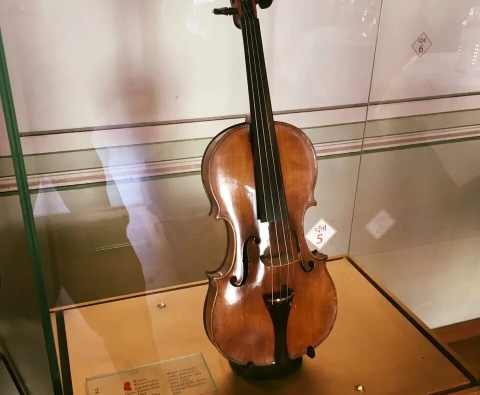 Фотография моцарт скрипкой. Чайковский скрипка. Скрипка моцарта фото. Mozart rondo c major kv 334. Музей скрипок во львове.