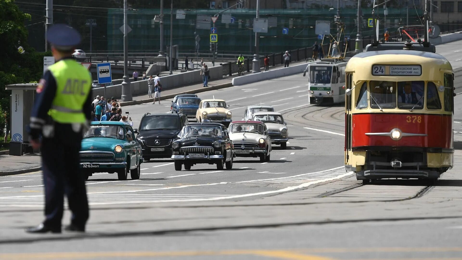 Ретротранспорт парад в москве. Парад ретро автомобилей в москве. Парад ретро техники 2022 москва. Парад ретро автомобилей в москве. Ретротранспорт парад в москве.