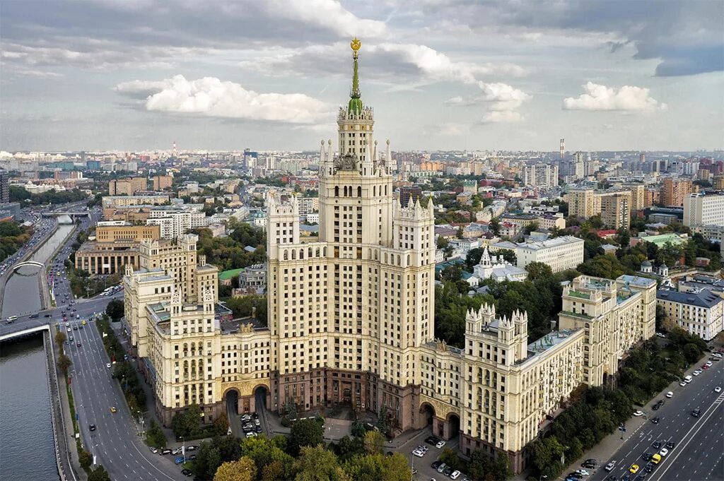 Здания сталинских высоток в москве. Сталинская высотка на Котельнической. Москва высотка на Котельнической набережной. Сталинские высотки дом на Котельнической набережной. Жилой дом на Котельнической набережной сталинская высотка.