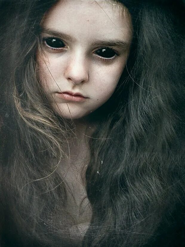 Страшная девочка фильм 2011. Николь фуджере кладбище домашних животных. Фильм проклятие амитивилля 2005. Мрачные фотосессии. Красивые мистические девушки.