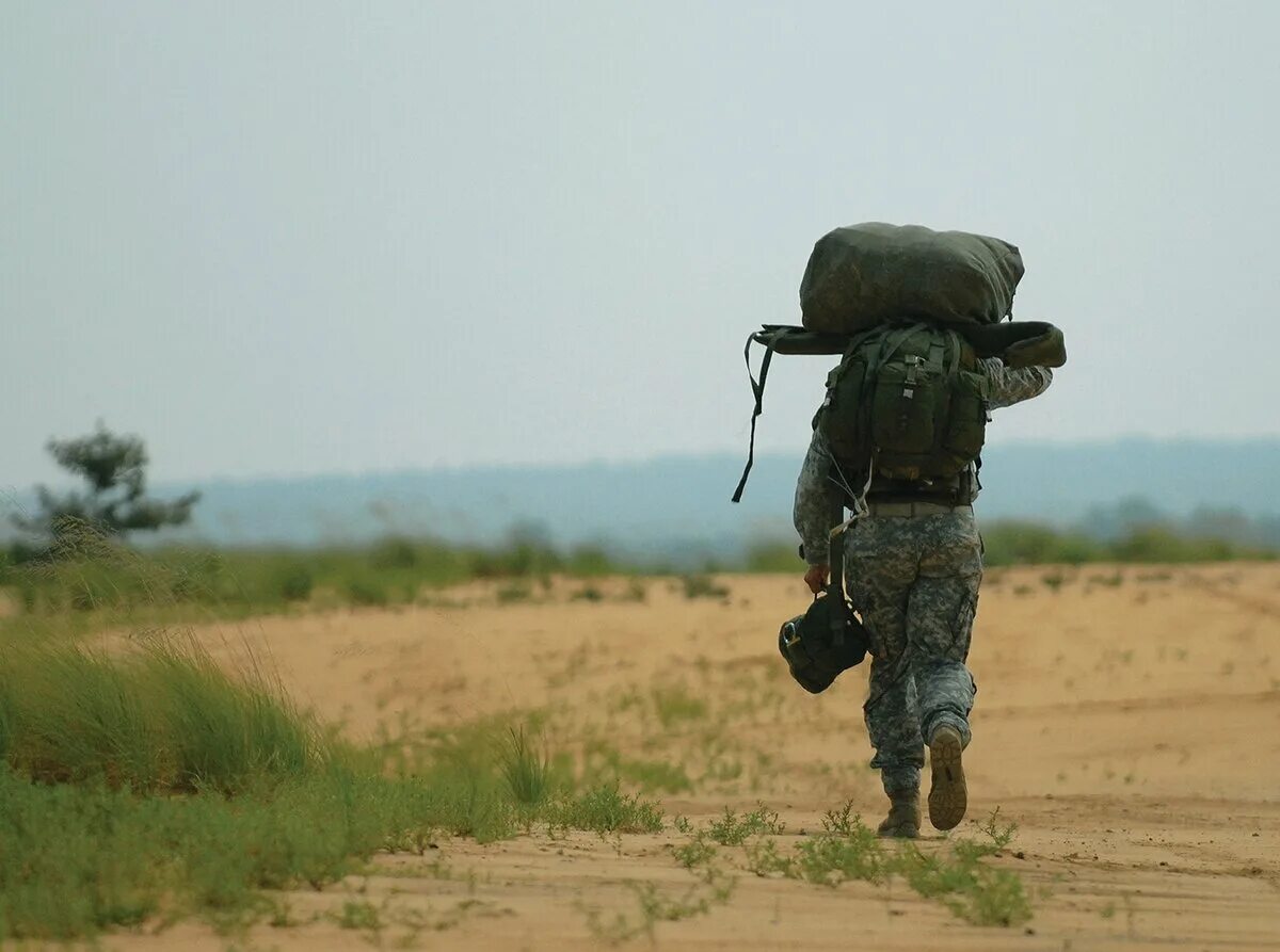 Солдат со спины. Шёл солдат.... Солдат уходит. Военный со спины.