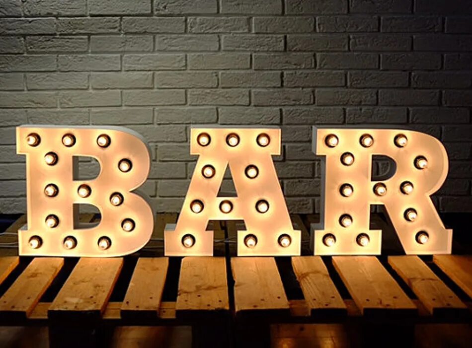 Интерьерная вывеска с подсветкой. Деревянная вывеска с подсветкой. Неоновая вывеска жигули. Кафе бар вывеска. Светящаяся надпись на стену.
