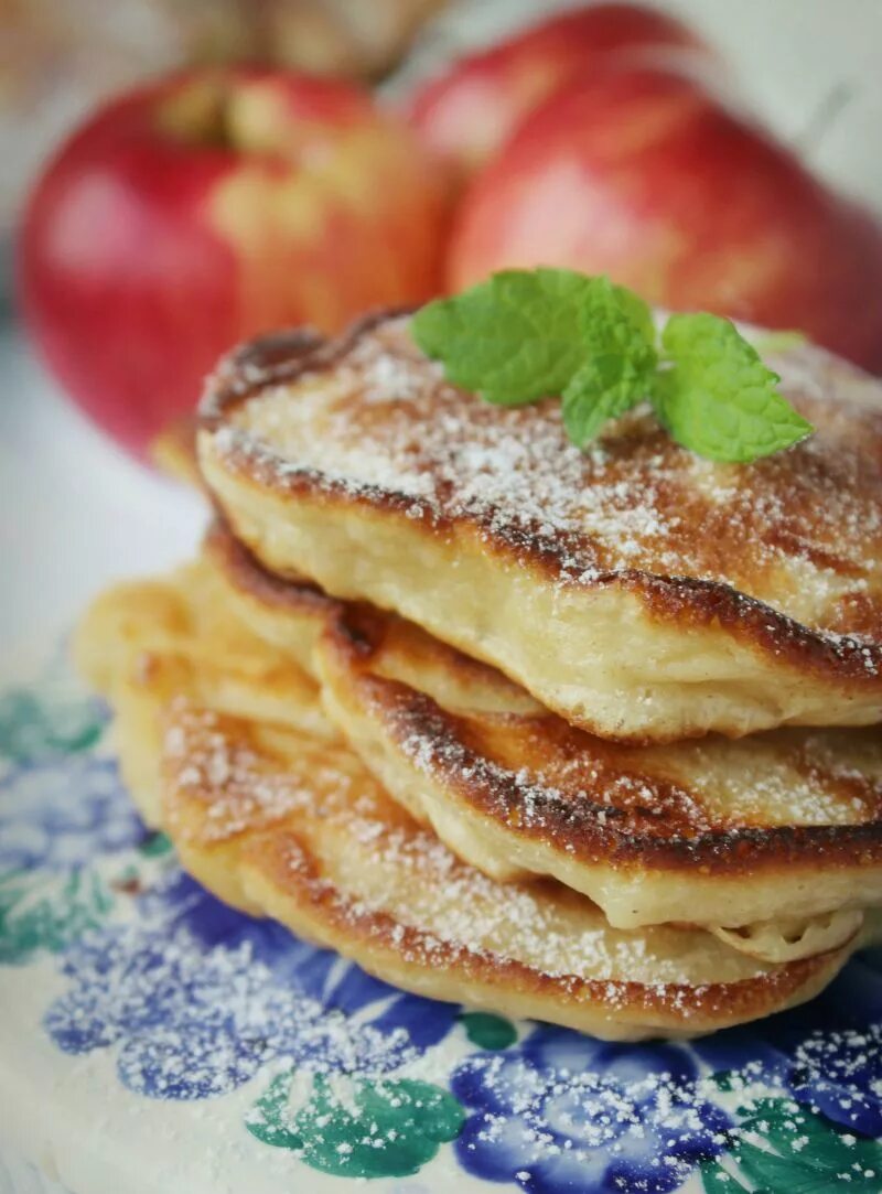 оладушки на молоке пышные на дрожжах. оладьи на дрожжах пышные. постные оладьи из яблок. постные оладушки рецепт. постные оладушки рецепт.