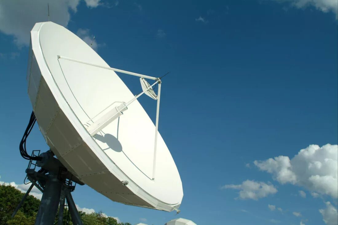 Мобильная связь и телевидение. Спутниковая антенна. Спутниковая тарелка. Параболическая антенна. Телевизионная спутниковая антенна.