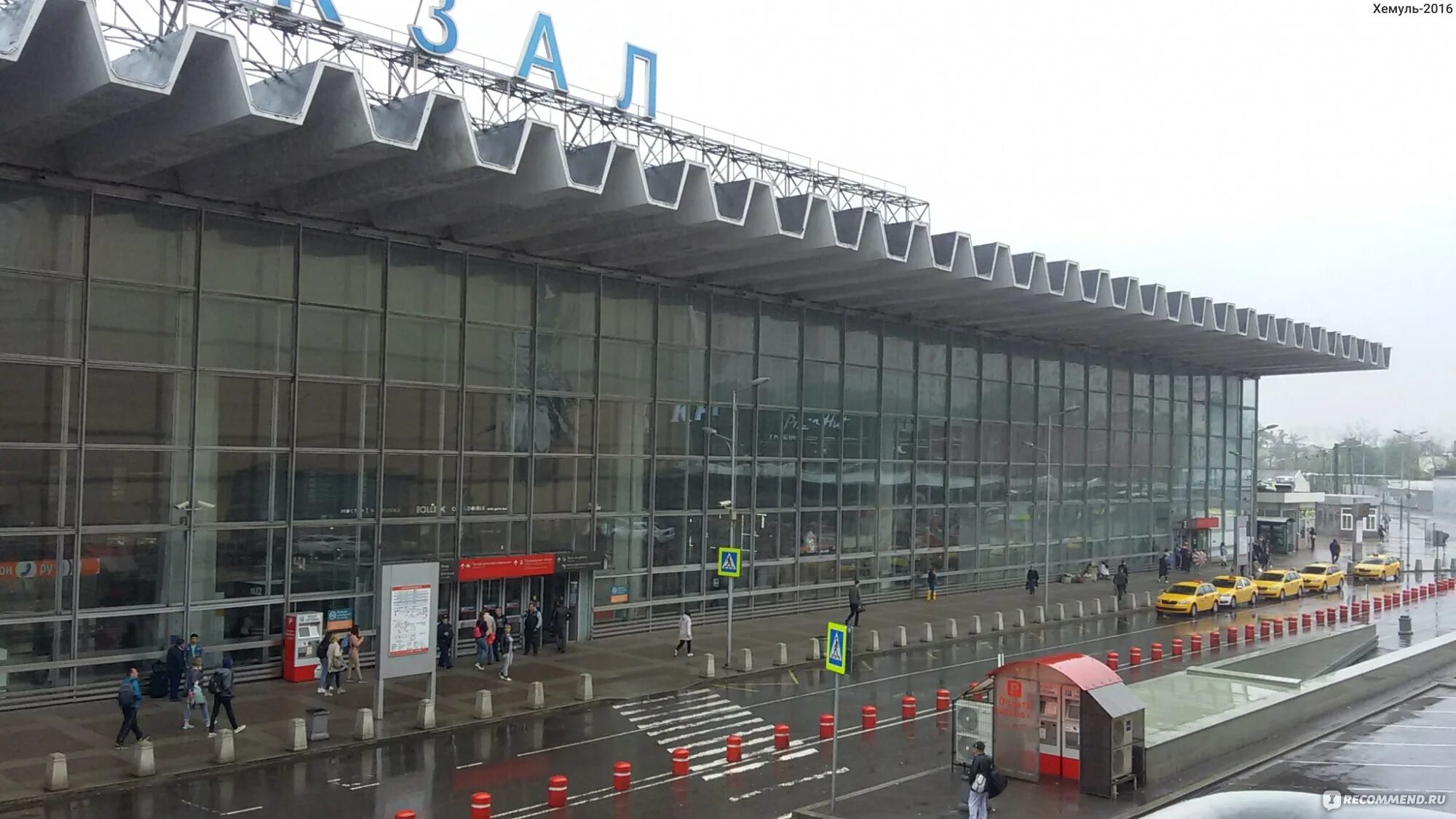 Платформа пригородных поездов курского вокзала. Курский вокзал кассы. Курский вокзал телефон справочной. У курского вокзала текст. Магазины на курском вокзале.