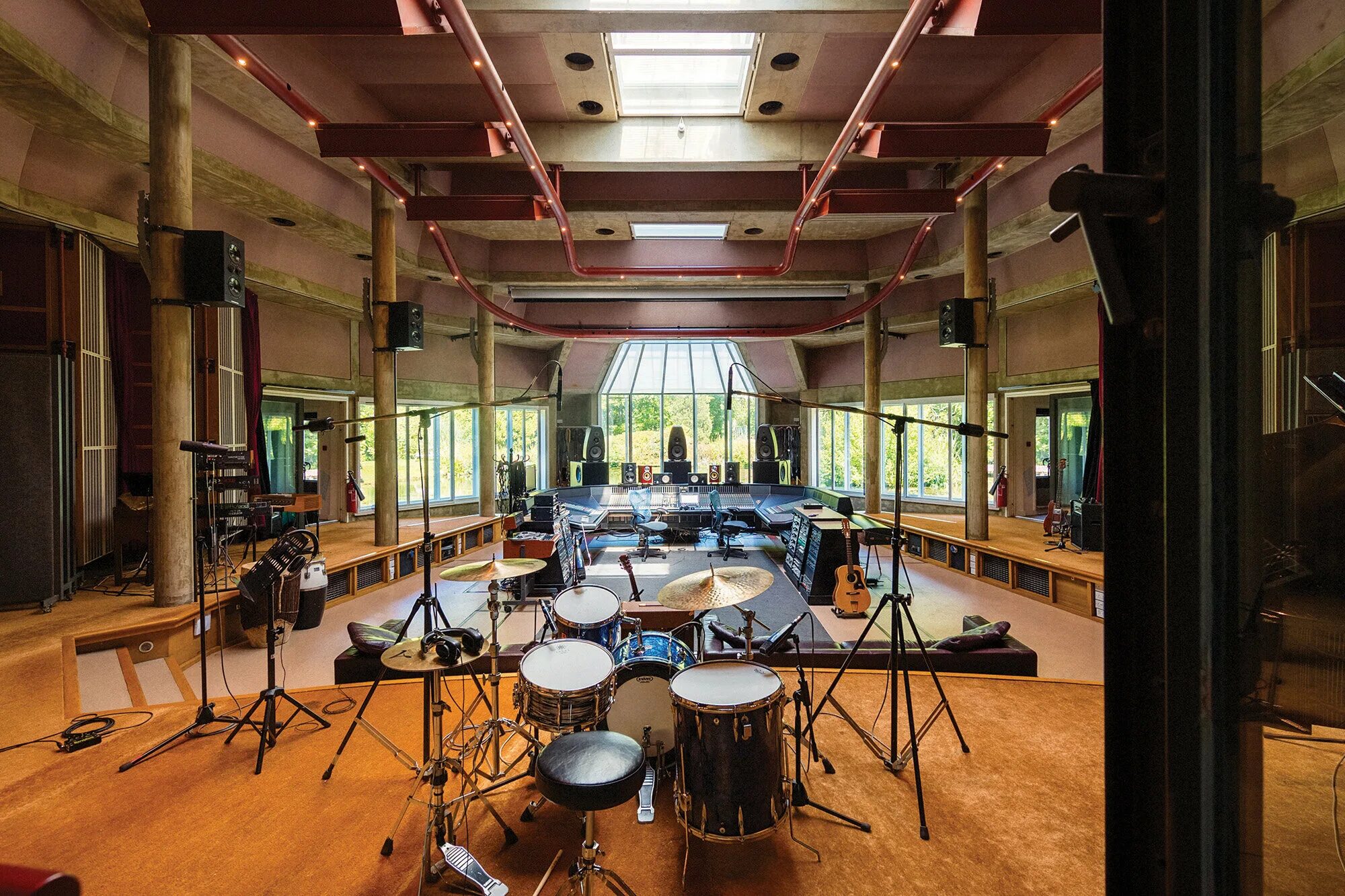 Wiki studios. Real world studios peter gabriel. студия питера гэбриэла. студия world. студия звукозаписи питер гэбриэл.