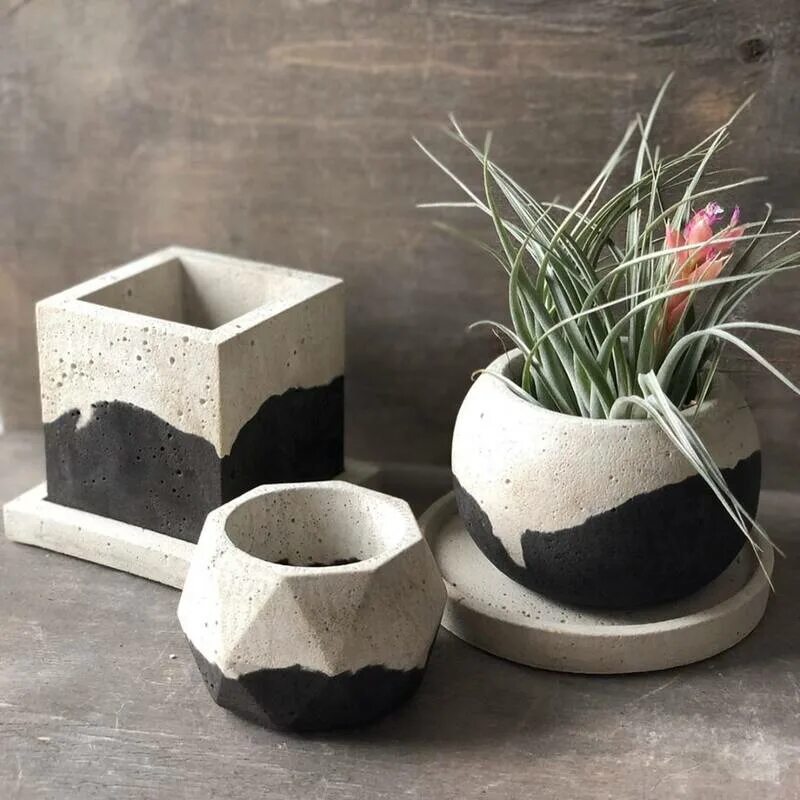 Декор цветочного горшка. Необычные цветочные горшки. Ваза из гипса. Кашпо для цветов из цемента. Вазоны для цветов из цемента.