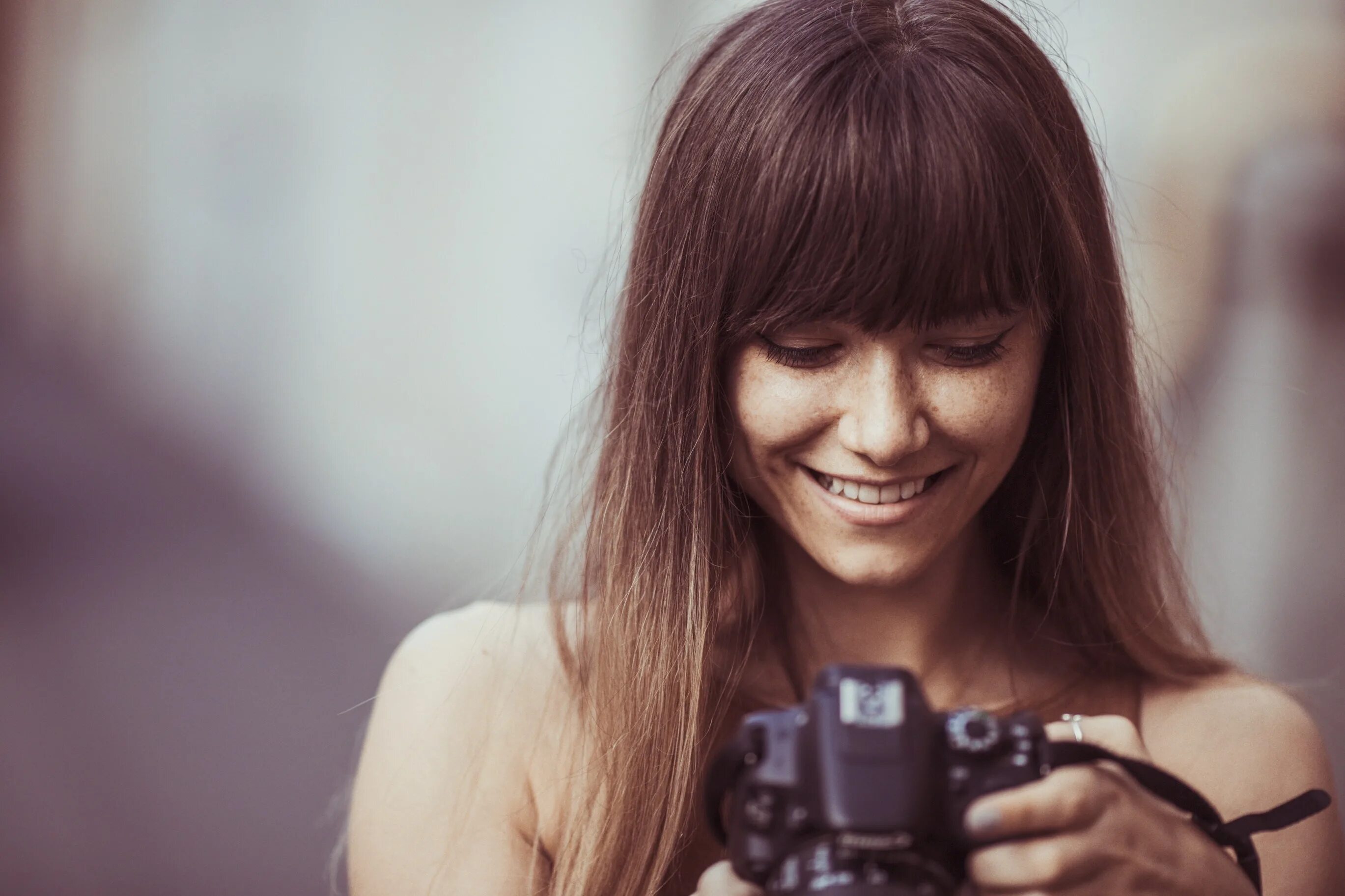 Your photography. Be yourself фотограф. Фотоаппарат путешествие. Человек с фотоаппаратом. Фотограф железная дорога.