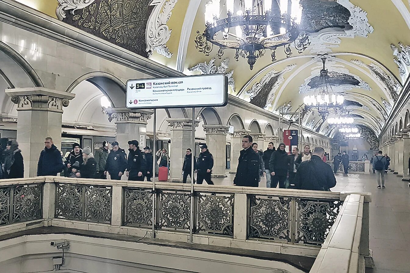 Москва Казанский вокзал метро Комсомольская. Казанский вокзал метро Комсомольская Кольцевая. Ярославский вокзал метро Комсомольская Кольцевая. Комсомольская станция метро Кольцевая линия указатели. Станция комсомольская казанский вокзал