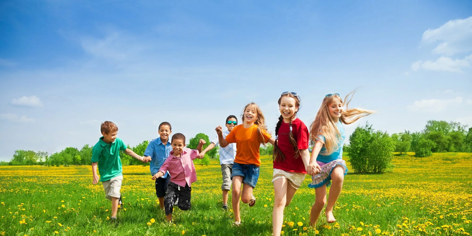 Выплата на летний отдых ребенка ежегодная. Счастливые дети бегут. Дети радуются. Лето. Летний отдых школьников.