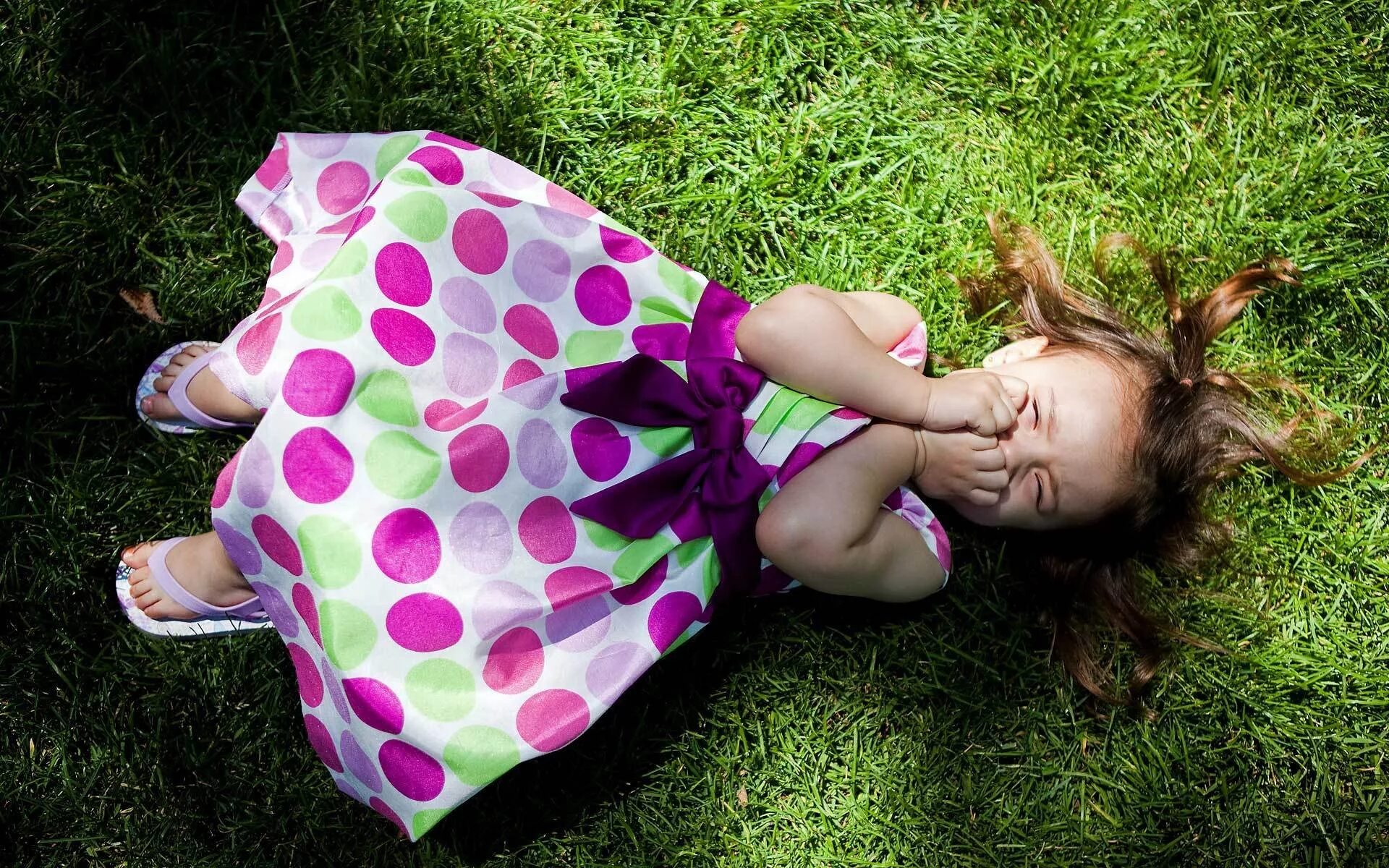 Само дающие девочки. Девочка. Ребенок девочка. Маленькая лежит на траве. Девочка лежит на траве.