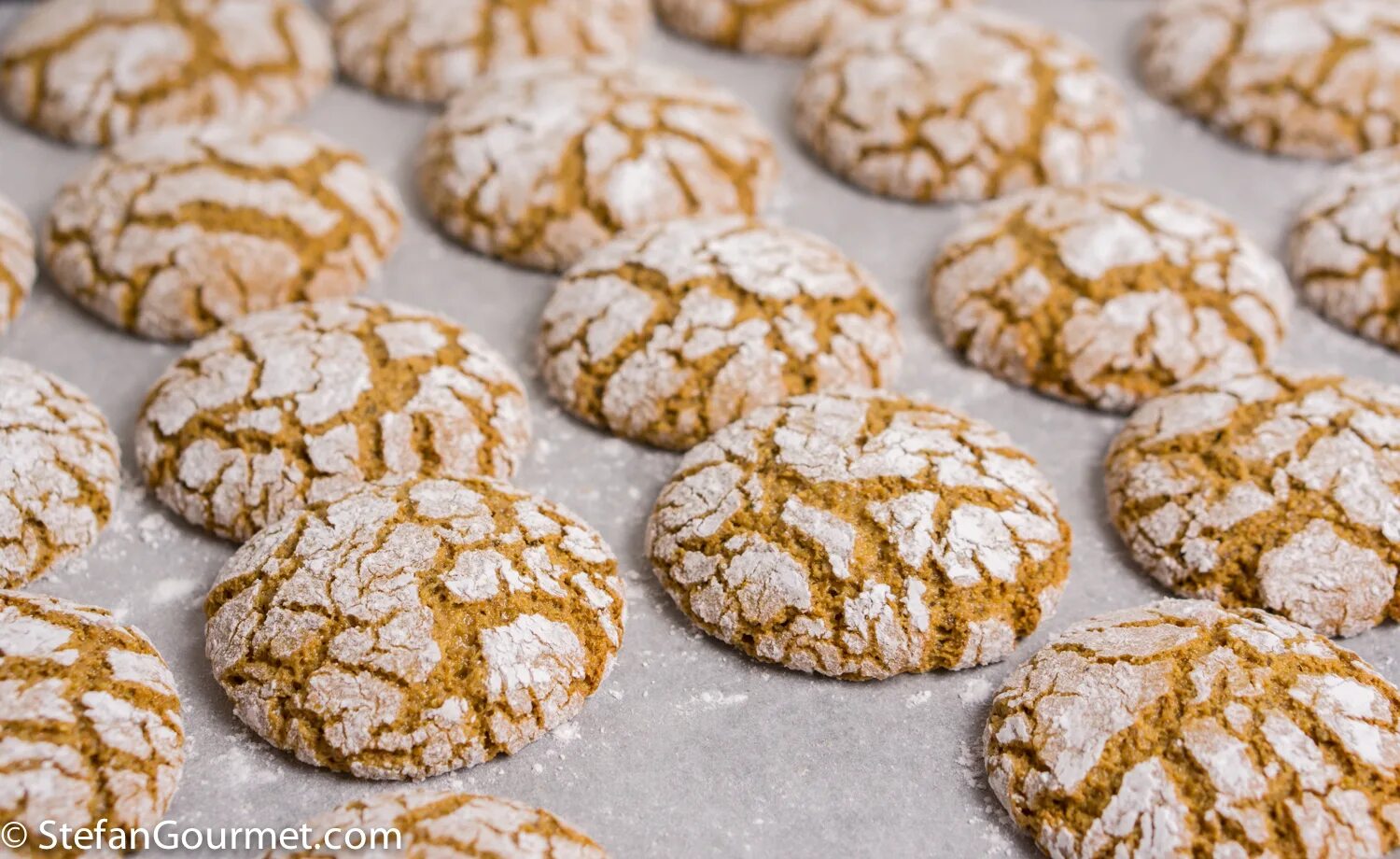 выпечка из ломаного печенья. торт без выпекания из печенья. вкусное печенье. торт муравейник. торт муравейник украшение.