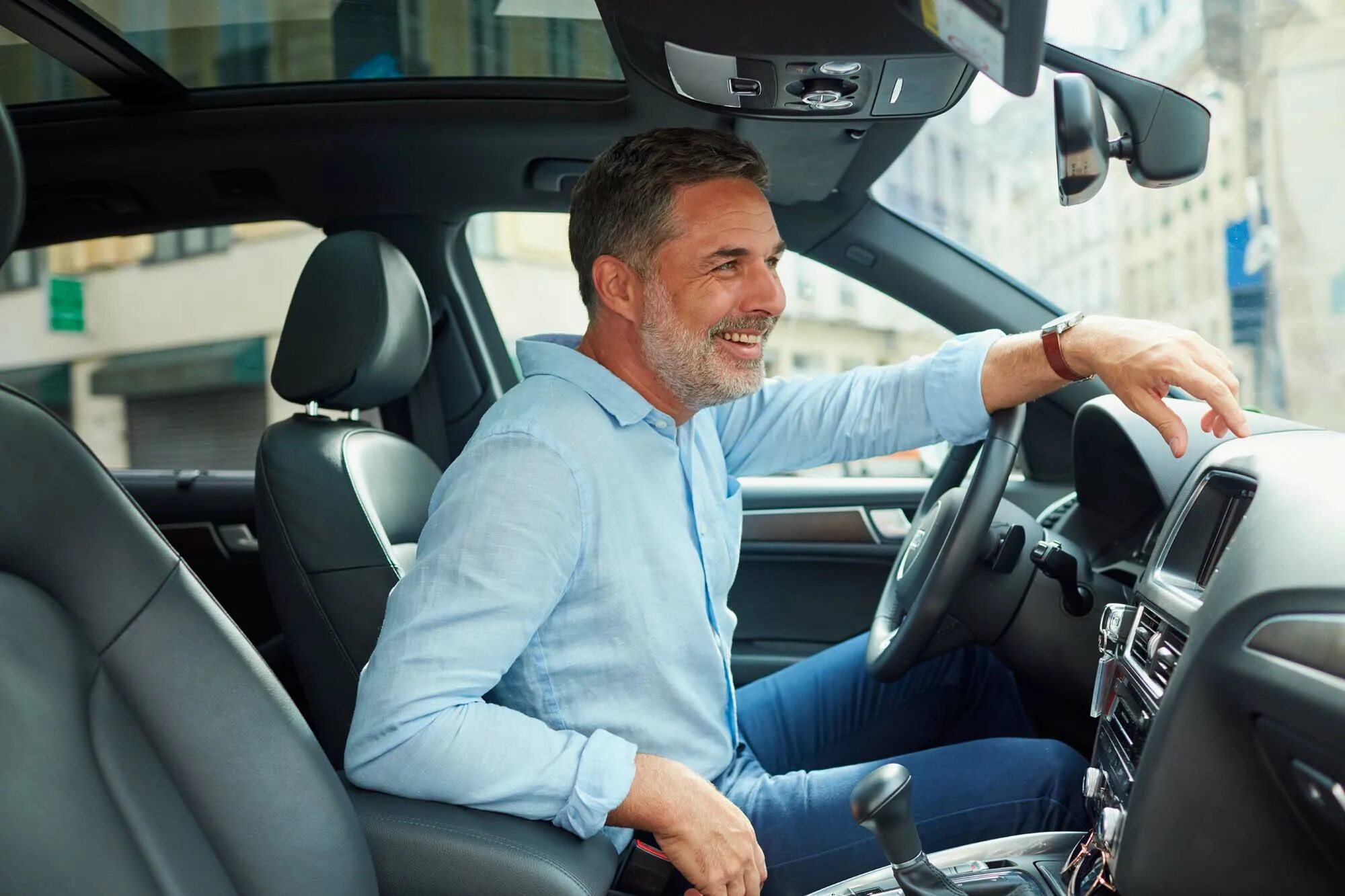 Blablacar. Друзья в машине. Попутчик в машине. Попутчик в машине. Человек едет в машине.