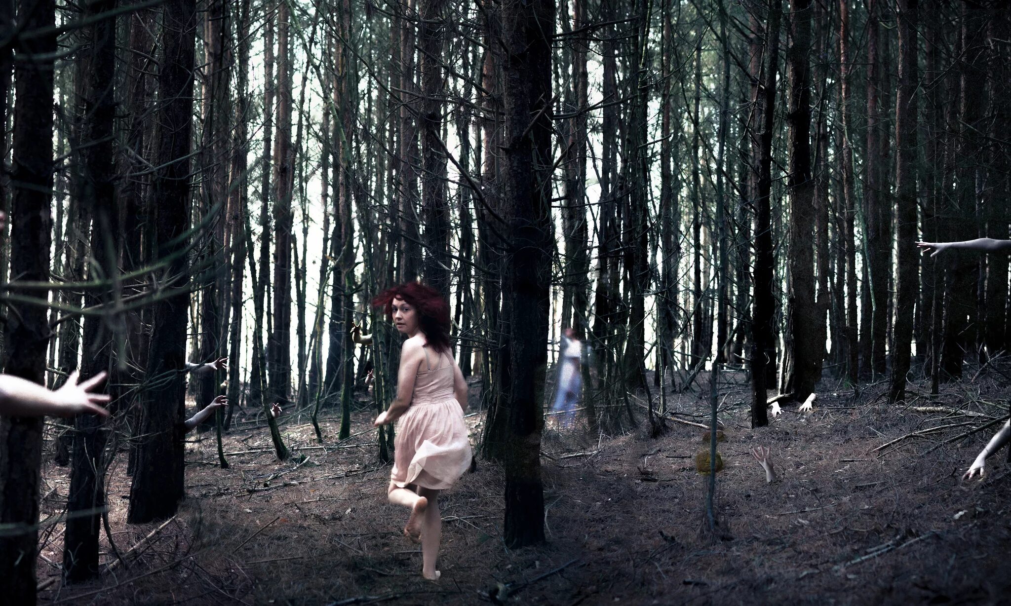 Девушки маньяки. Девушка бежит в лесу. Страх в лесу. Девушка убегает в лес. Испуганная девушка в лесу.