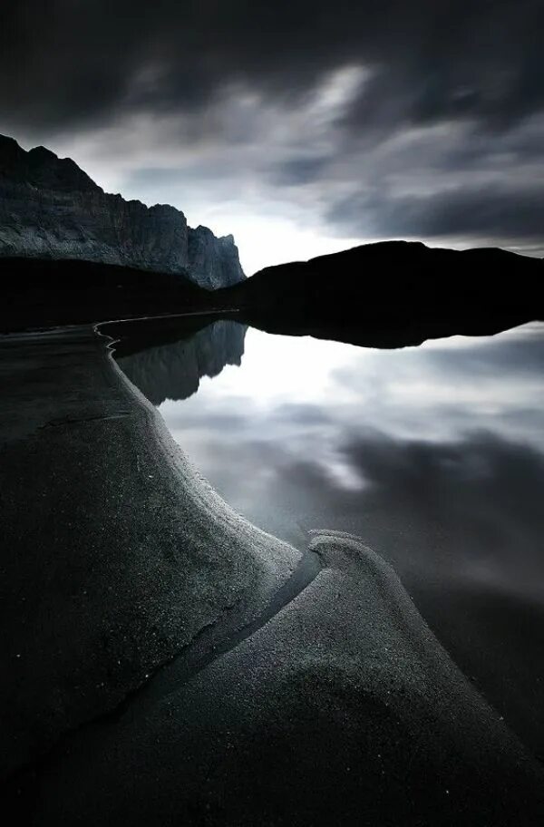 Черный подборка. Мрачный обрыв. Обрыв ночью. Мрачный обрыв арт. Ночные пейзажи Исландии мрачные.