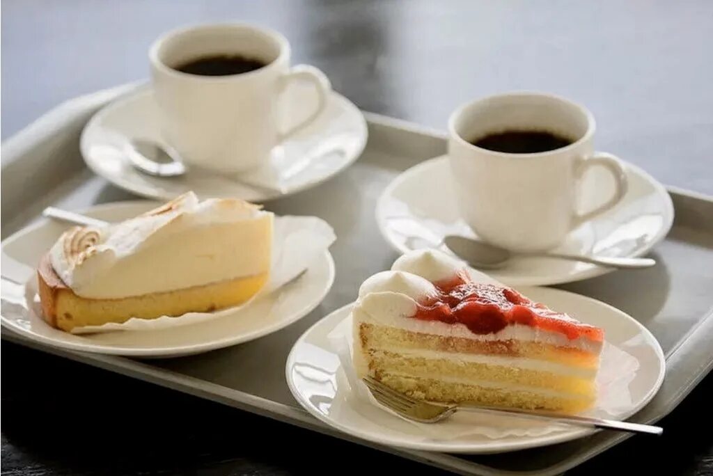 Два утра. Кофе и пирожное. Две чашки кофе и пирожные. Чай с пирожным. Доброе утро кофе и пирожное.