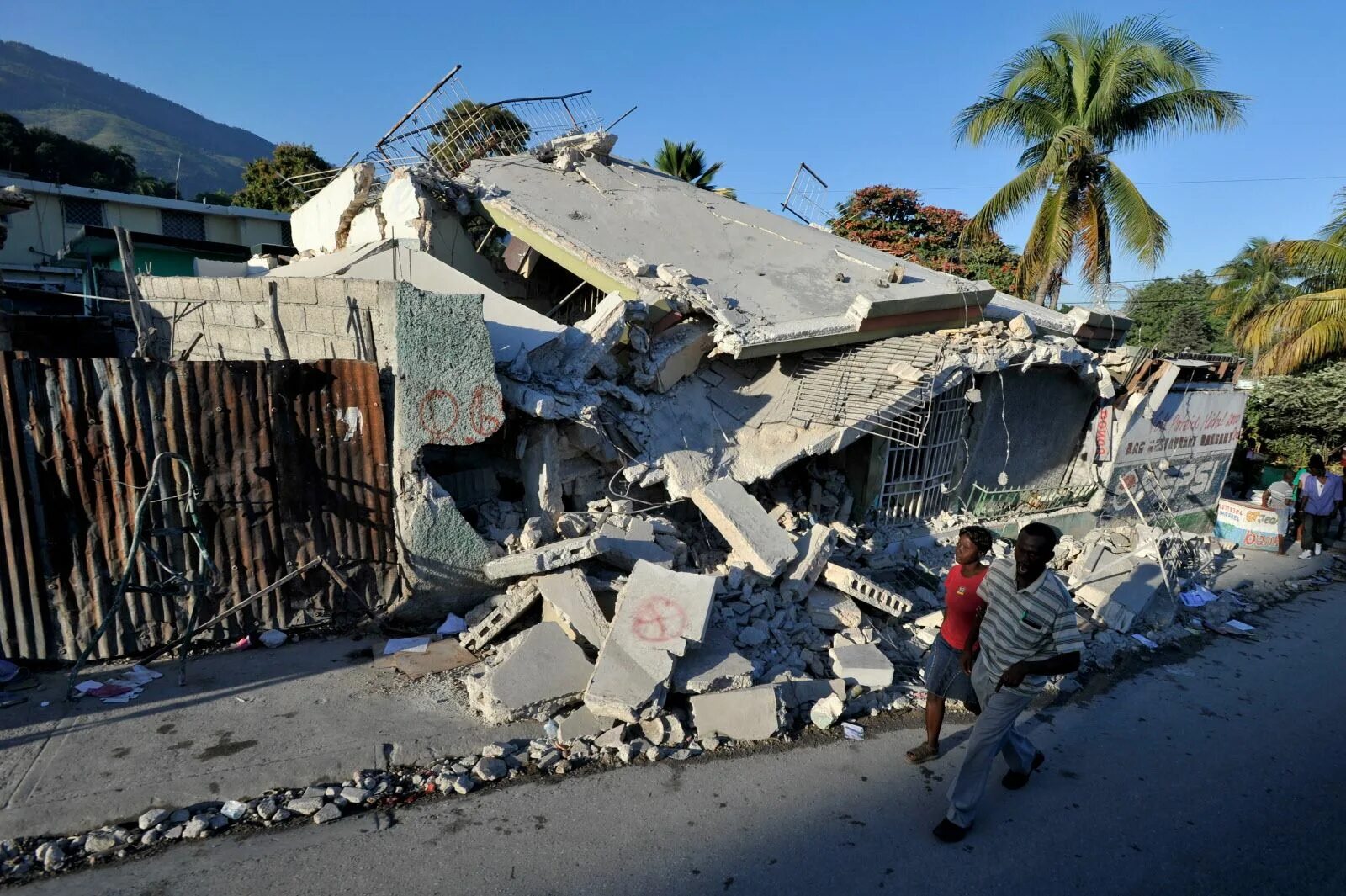 Землетрясение подземные толчки. Haiti earthquake 2010. Землетрясение на Гаити 2021. Землетрясение на Гаити 2010.