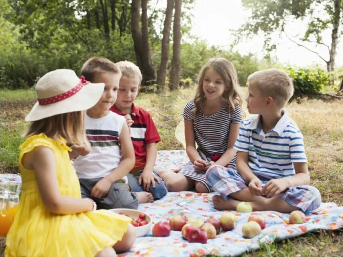 Пикник для детей в детском саду. Пикник на природе. Школьники на пикнике. Дети на пикнике в парке. Пикник в молодости фото