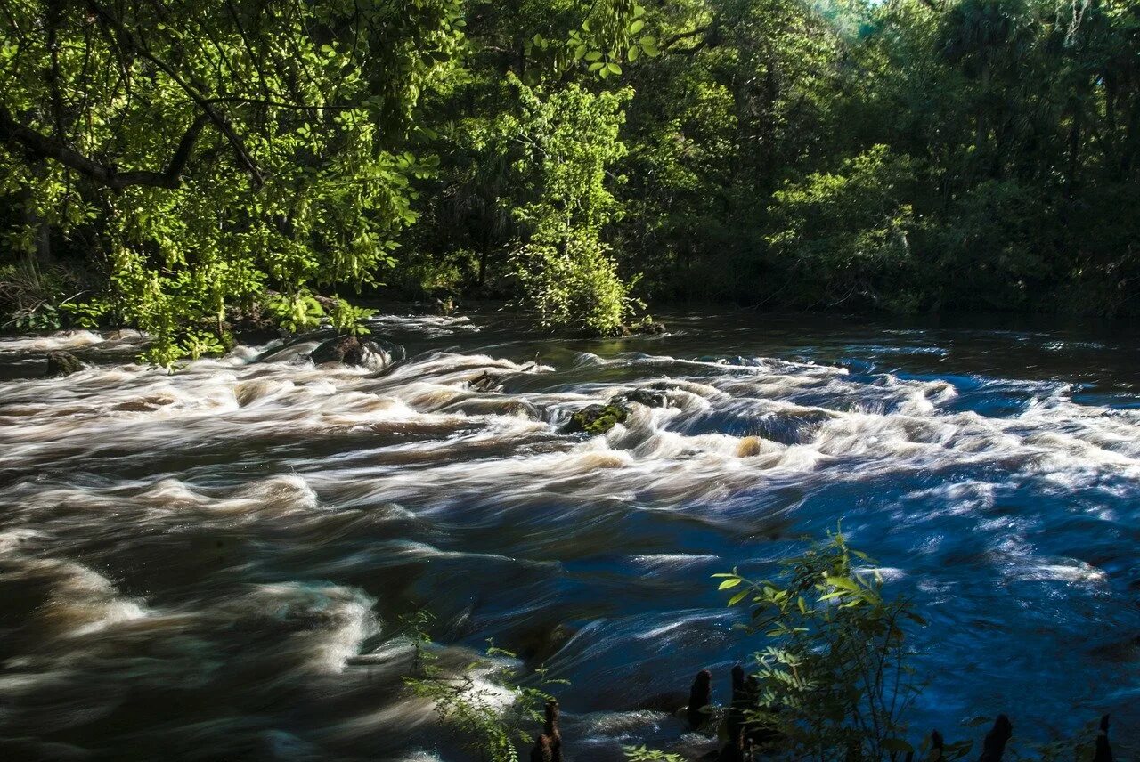 Течение воды. Хиллсборо река. Река Жапура пороги. Водные пороги.